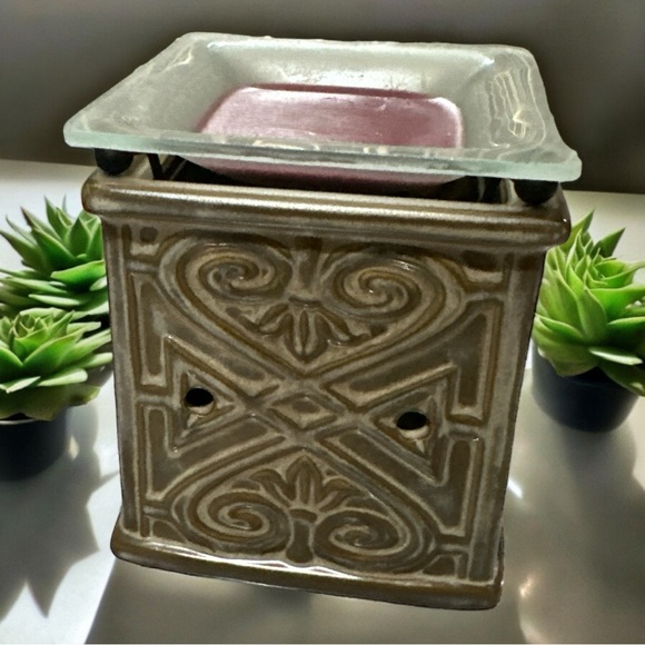 SCENTSY WARMER RIGA - Picture 2 of 2
